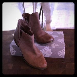 Lucky brand zip up ankle boots size 6.5